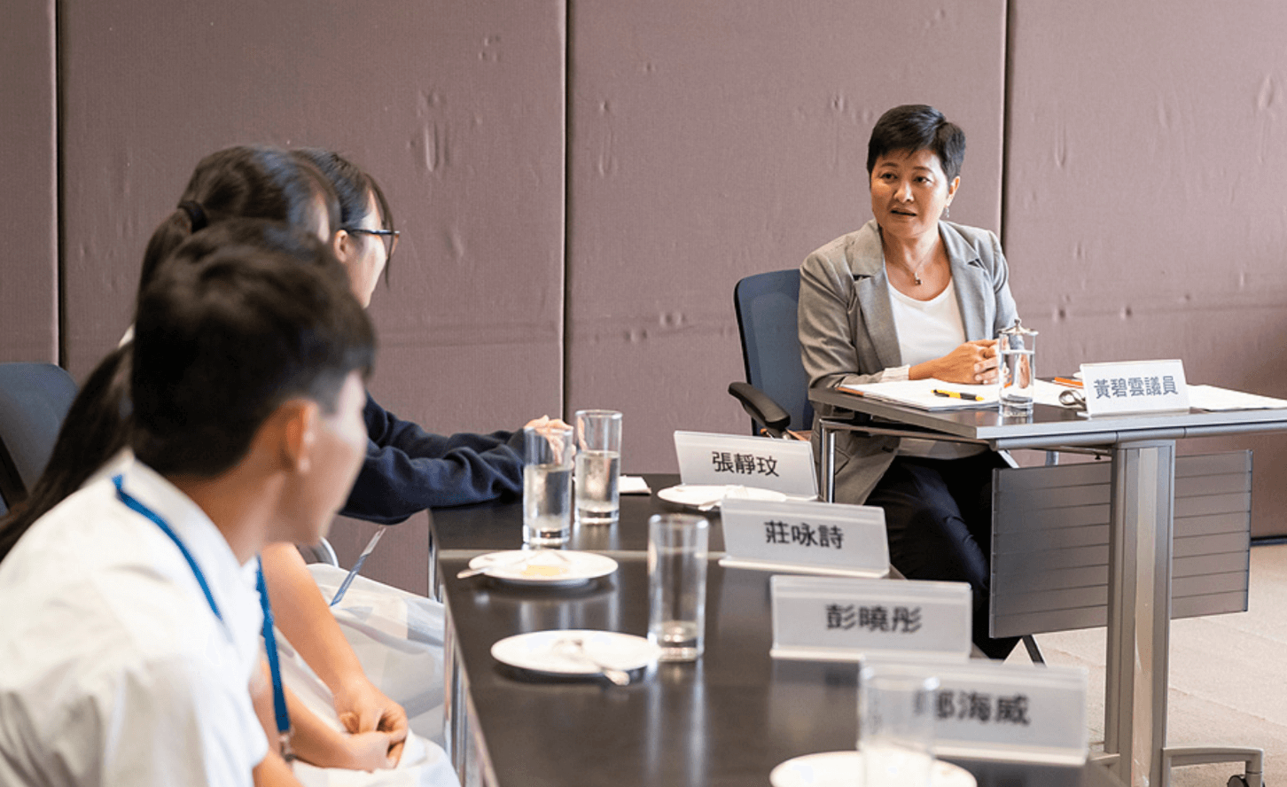 黃碧雲議員於2019年5月21日與新生命教育協會平安福音中學的同學會面。